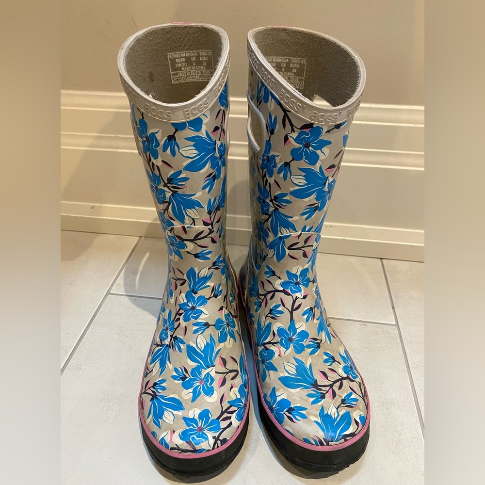 Youth size 3 bogs rain boots